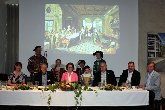 Die Übergabe des Bewilligungsbescheids erfolgte stilecht an einer nachgestellten Renaissance-Tafel. (Foto: Weserrenaissance-Museum Schloss Brake)