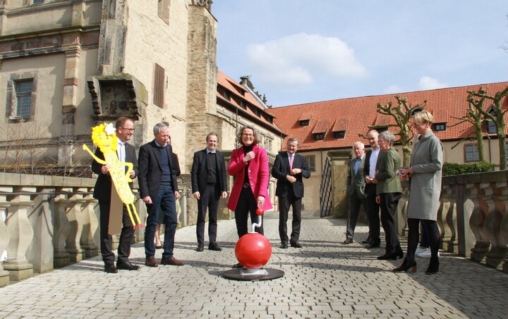 Die Ministerin an der Kugel (Foto: WRM Schloss Brake, Lemgo)
