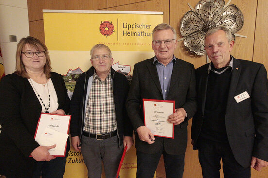 Es freuen sich (von links) Anke Sander-Krösche (Billerbeck), Ulrich Kützemeier (Vahlhausen), Wolfgang Diekmann (Bad Meinberg) und Heimatbund-Vorsitzender Dr. Albert Hüser. (Foto: D. Kuhfuss)