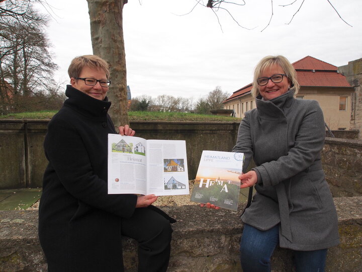 Halten die druckfrischen Exemplare der ersten Ausgabe 2021 von „Heimatland Lippe“ in ihren Händen: die beiden Schriftleiterinnen Bettina Rinke (Heimatbund) und Peggy Pfaff (Landesverband).