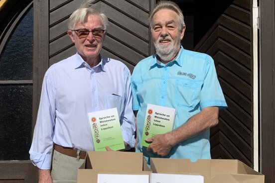 Wilhelm Engelke (links) und Werner Zahn präsentieren das neue Buch (Foto: Dr. Joachim Kleinmanns)